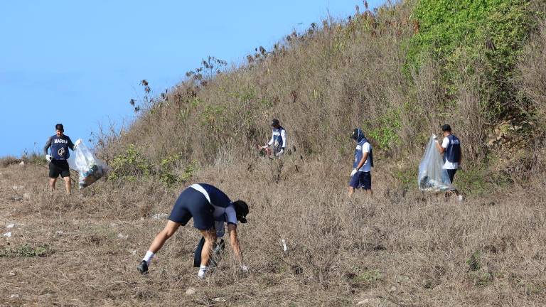 Voluntarios, autoridades y empresas participaron este sábado en una jornada ambiental para contribuir a la conservación de la escollera del Faro.