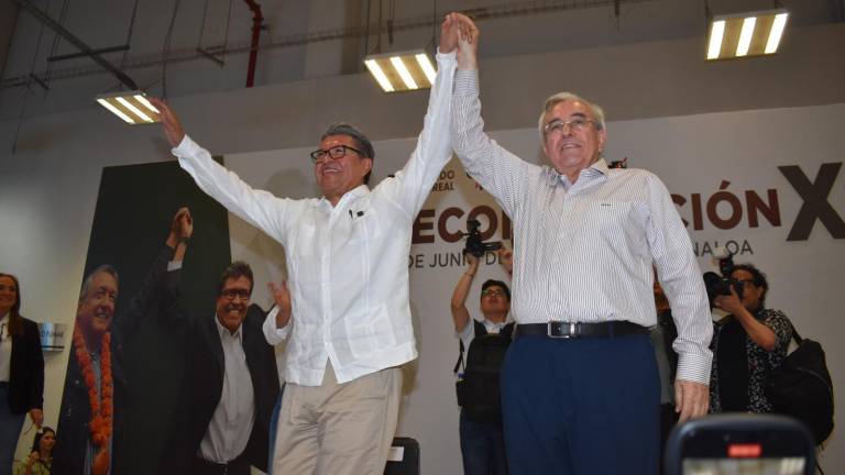 Ricardo Monreal y Rubén Rocha Moya alzaron la mano en el evento en honor al aspirante presidencial de Morena en Culiacán.