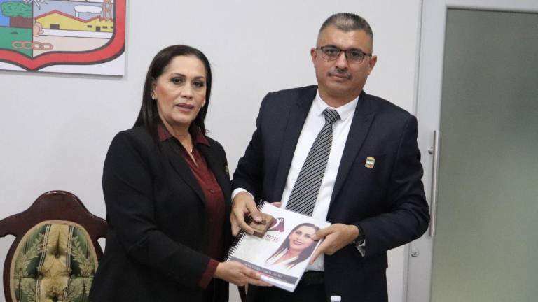 La Alcaldesa Blanca Estela García entregó un ejemplar de su Segundo Informe de Labores al Secretario del Ayuntamiento, Luis Eduardo Enciso.