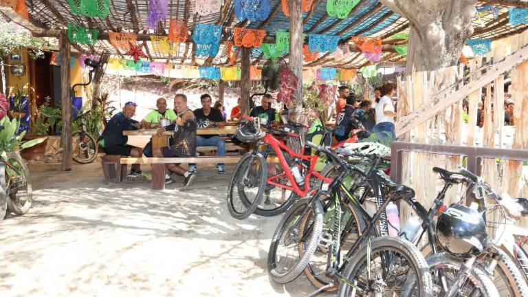 Los participantes de la Rodada Pueblos y Paisajes 2026 disfrutaron este domingo de la gastronomía y la cultura local de la sindicatura de La Noria, en Mazatlán.