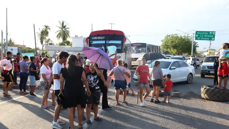 El cierre intermitente de la carretera provoca largas filas de vehículos y afectaciones viales.