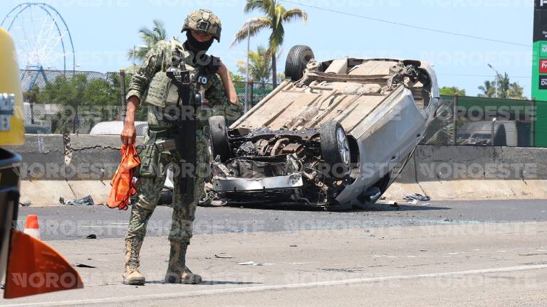 El automóvil terminó volcado tras impactarse contra el muro de contención de la carretera México 15.