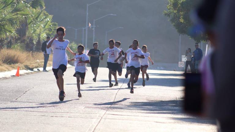 La justa sirvió como cierre de año y como despedida del promotor Victoriano Álvarez, quien se retira de la organización tras consolidar este evento.