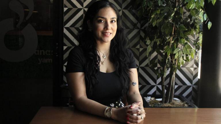 Gabriela Valdez Muñoz, lleva tatuado en sus brazos el amor por los perros y los gatos.