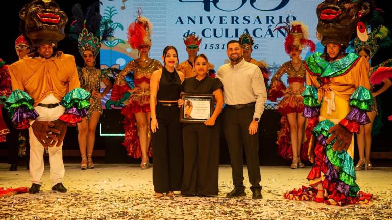 La maestra Olimpia Chávez recibe un reconocimiento especial.