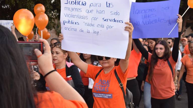 Integrantes de diversas dependencias de Gobierno marchan este lunes en Culiacán para exigir la defensa de los derechos de niñas y mujeres.