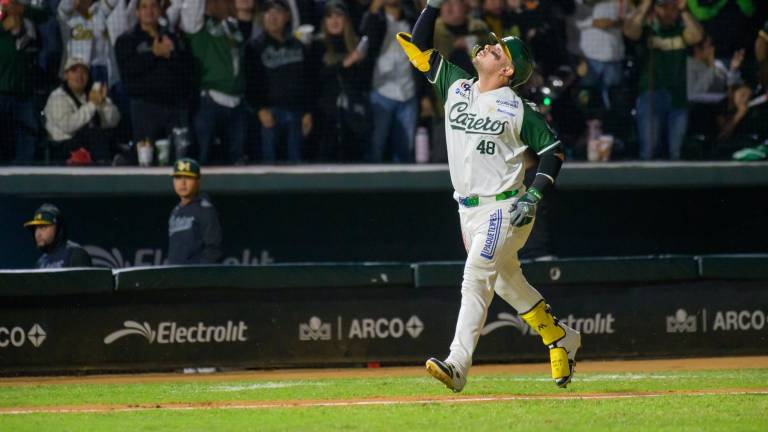 Rodolfo Amador celebra uno de los dos jonrones para Cañeros, que se ponen a un triunfo de avanzar a las semifinales.