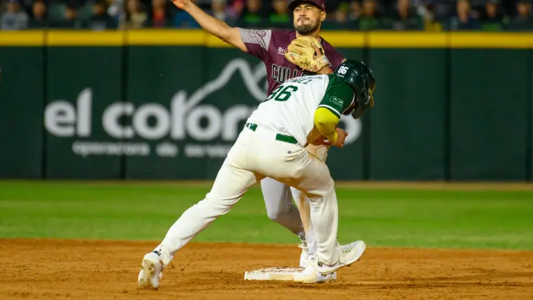 Ramón Ríos inicia una jugada de dobleplay para Tomateros de Culiacán, que ganó para seguir con vida en la postemporada.