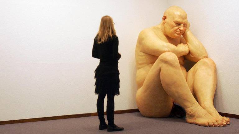 Ron Mueck, observando a Big Man, escultura hiperrealista.