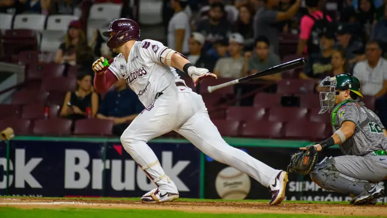 Joey Meneses destacó con cuadrangular de dos carreras en el triunfo guinda.