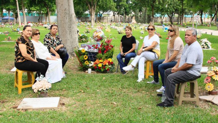 Para honrar su memoria, su familia y amigos cercanos estuvieron presentes en su última morada en el panteón Campo San Martín.