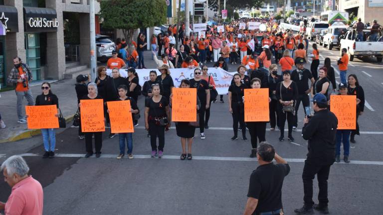 Viudas de policías se manifiestan en marcha contra la violencia de género celebrada en Culiacán.