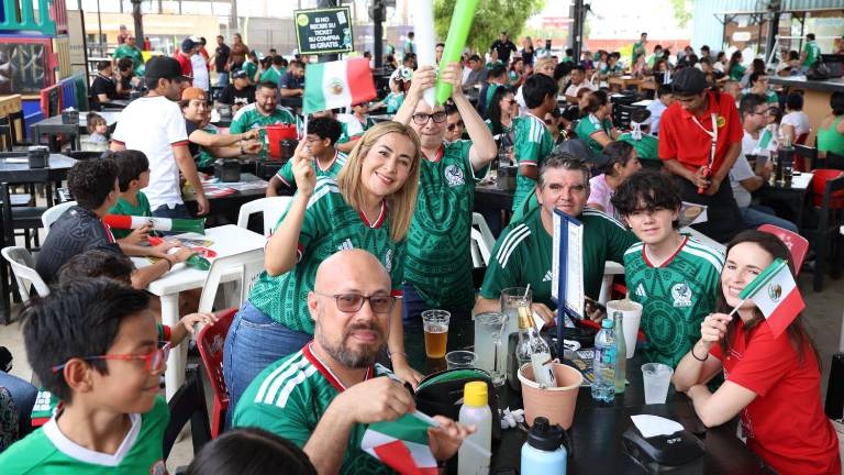 Turistas disfrutan del futbol en la zona hotelera de Mazatlán.