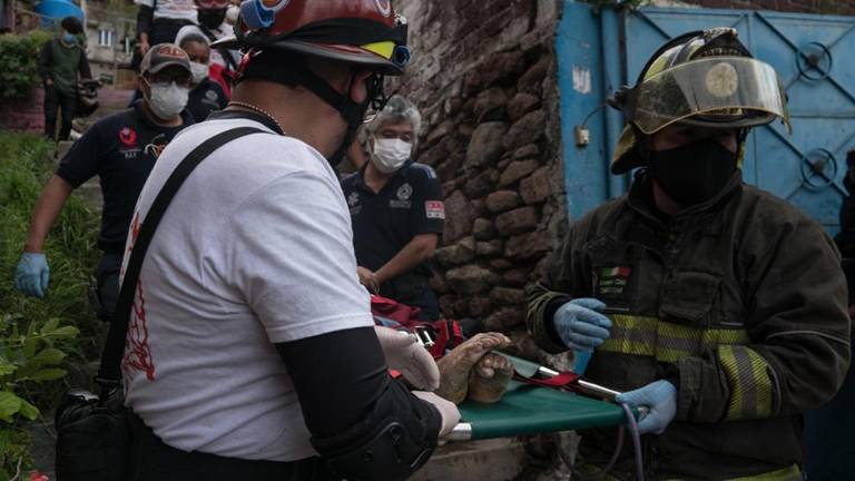 Una persona es rescatada y bajada por elementos de rescate.