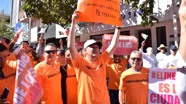 Sergio Torres y miembros de Movimiento Ciudadano llegaron a la concentración civil portando camisas con el color distintivo de su partido, pese a que manifestaron que era solo para organizarse.