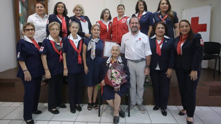 La homenajeada rodeada de las Damas Voluntarias y autoridades de Cruz Roja Mexicana, Delegación Mazatlán.