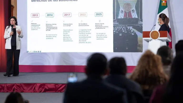 Sheinbaum planteó analizar la aplicación de estas normas a la prensa escrita y a las plataformas digitales, que quedaron fuera del proyecto porque las facultades de la CRT se limitan a la radio y la televisión.