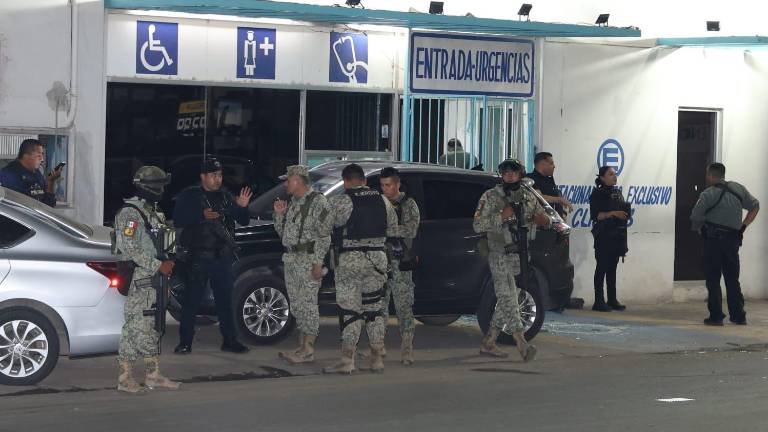 Elementos de seguridad resguardaron la clínica ubicada junto al puente de El Conchi, donde se registró el ataque de este viernes.
