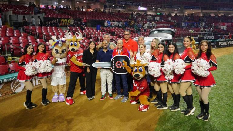 Sergio Torróntegui recibe de forma simbólica las llaves de su nueva camioneta.