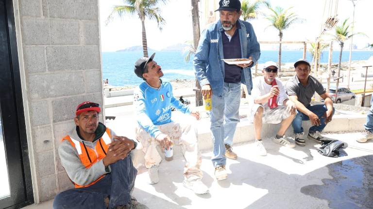 Obreros de la construcción compartieron alimentos durante el festejo anticipado en distintas obras del puerto este sábado.