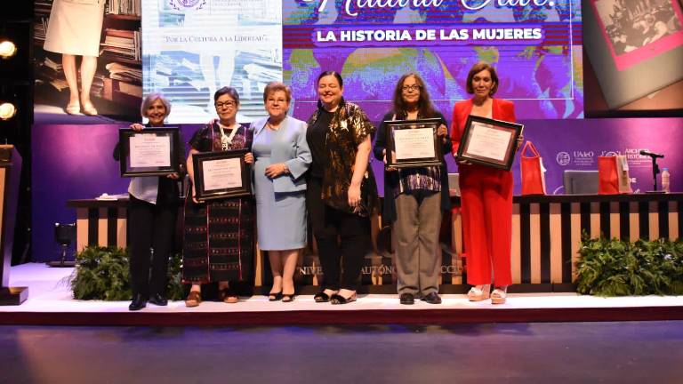 Este jueves se realizó la mesa redonda ‘El gran tema de Natura Olivé: la historia de las mujeres’, en el Teatro Lince.
