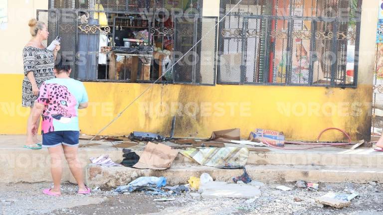 El agresor llegó con una cubeta que contenía gasolina y la arrojó contra la fachada y el mostrador de la tienda.