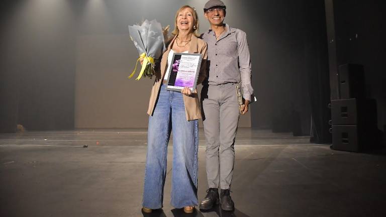 Sibella Angulo Bernal recibe el premio como un reconocimento a su labor artística.
