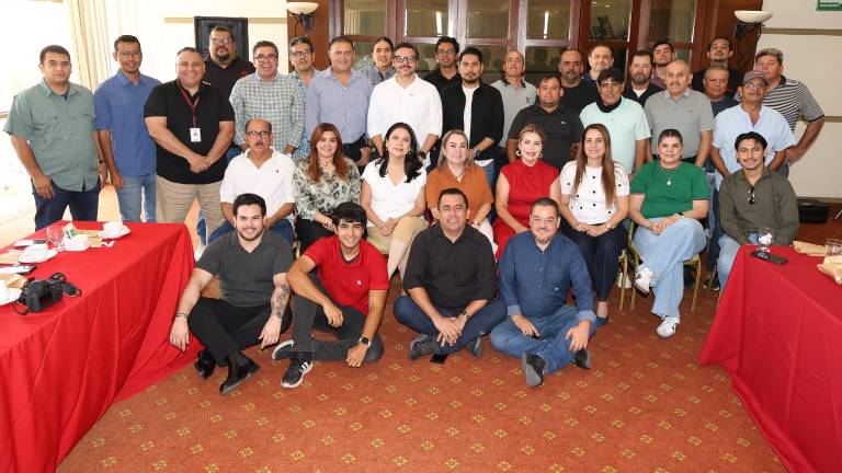Colaboradores de Noroeste celebran el Día del Padre.