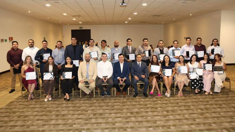 Concluyen 25 gerentes diplomado en competencias directivas en Mazatlán.
