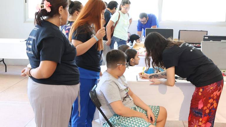 Menores fueron atendidos este martes en Mazatlán como parte de las jornadas del Colegio Mexicano de Optometría Pediátrica.