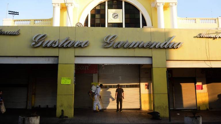 Personal sanitiza el Mercado Garmendia.