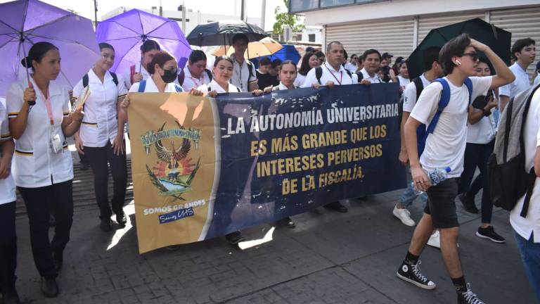 Estudiantes de la UAS se sumaron este lunes a la marcha en conmemoración de la Matanza de Tlatelolco, ocurrida el 2 de octubre de 1968.