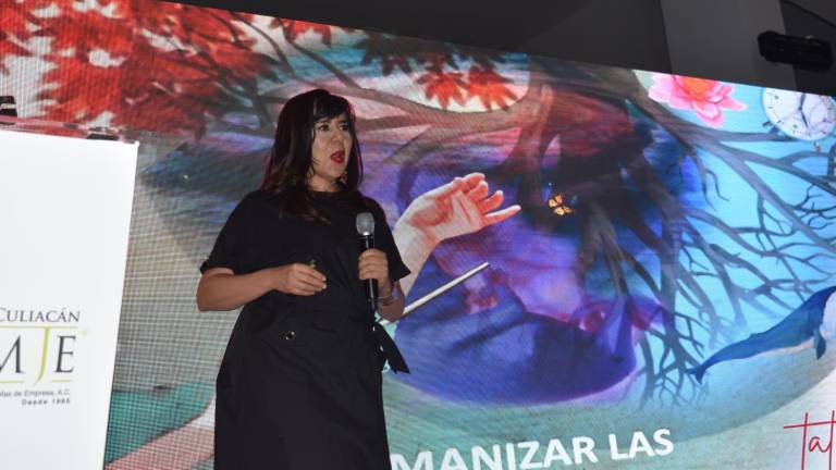 La autora chilena expuso su obra durante su participación en el Séptimo Summit Empresarial Sinaloa.