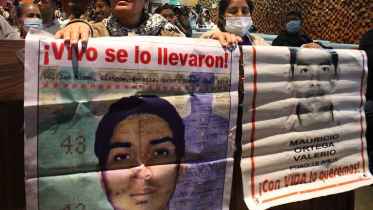 Madres y padres de los 43 normalistas de Ayotzinapa, en el sexto y último informe del Grupo Interdisciplinario de Experto Independiente (GIEI), en el Centro Cultural Tlatelolco.