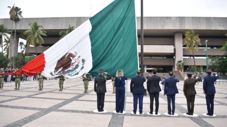 Ceremonia conmemorativa de la Fuerza Aérea Mexicana en la explanda de Palacio de Gobierno.