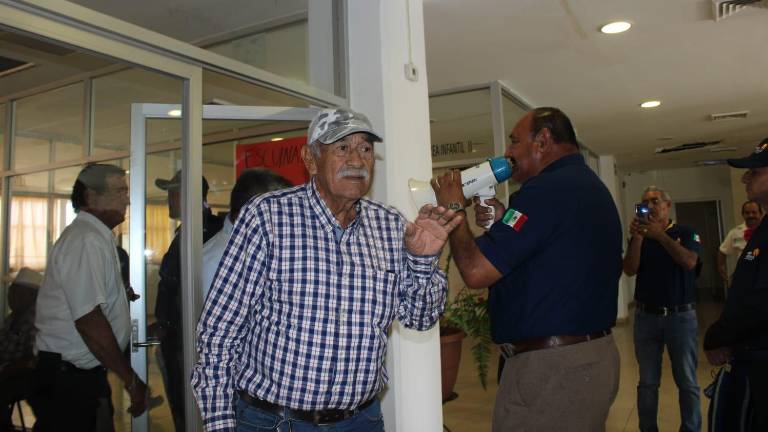 Los productores que se reunían con la Alcaldesa de Escuinapa salieron de la sala a pedir a los policías que permitieran el desarrollo del encuentro, pero no les hicieron caso.