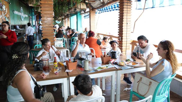 Desde las primeras horas del día distintos establecimientos comenzaron a recibir a decenas de clientes, especialmente aquellos ubicados en zonas campestres y especializados en desayunos.