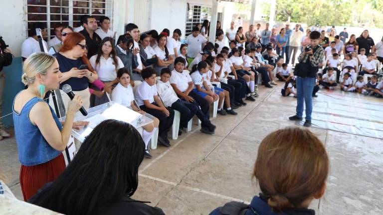 La Alcaldesa de Mazatlán Estrella Palacios Domínguez anunció la construcción de una techumbre comunitaria en El Recreo.