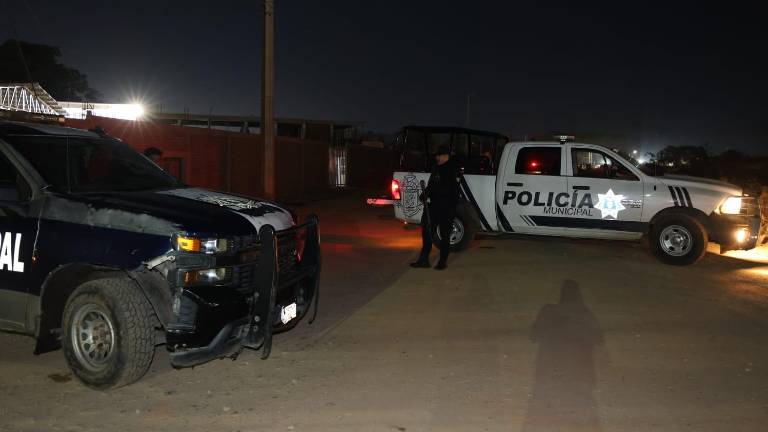 Corporaciones de seguridad en un operativo en Mazatlán la noche del sábado.