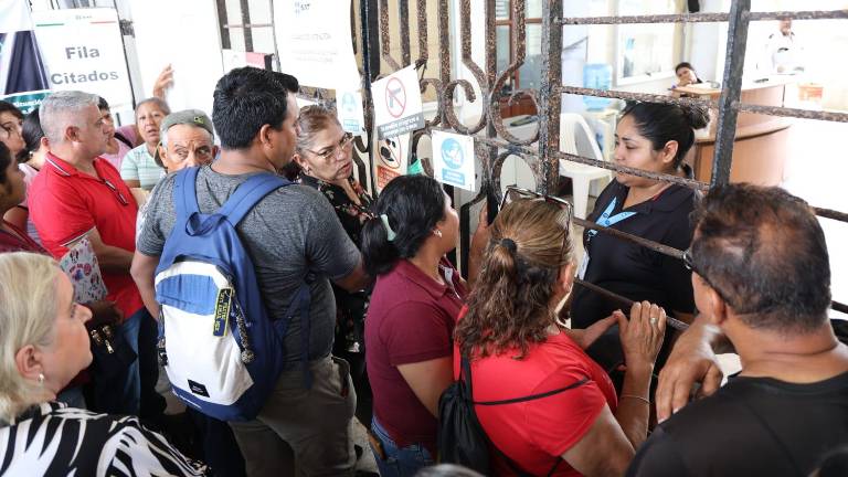 El jueves usuarios de la CFE que reclaman los altos cobros en el recibo de la luz se manifestaron en las instalaciones del SAT en Mazatlán.