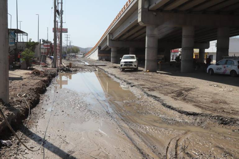 Vecinos exigen soluciones ante molestias e irregularidades en obras del puente Colosio