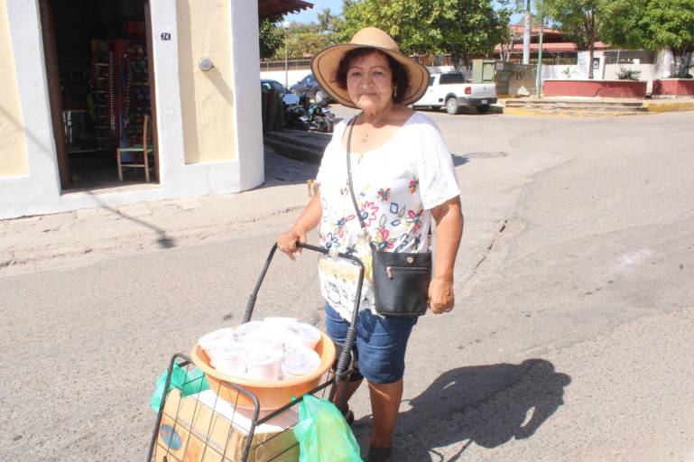 María del Carmen se convierte en comerciante para sacar adelante a sus hijos