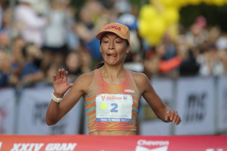 Laura Galván y Eduardo González superan sus límites para reinar en el Medio Maratón en Mazatlán