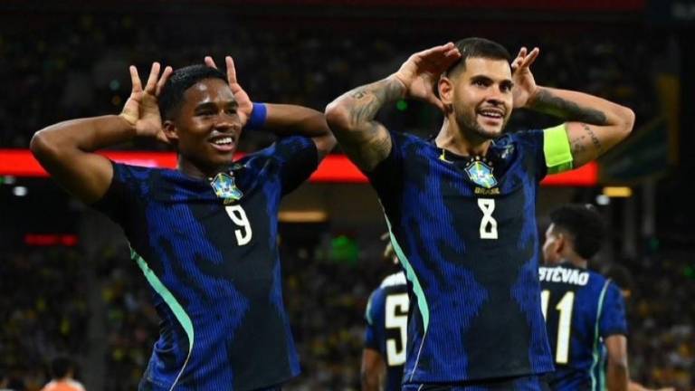 Endrick y Bruno Guimarães celebran uno de los goles de Brasil ante Australia, en duelo amistoso.