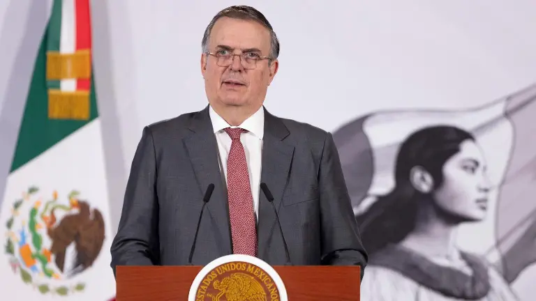 Marcelo Ebrard defiende que su hijo se haya alojado enl a Embajada de México en Reino Unido durante una estancia de estudios en 2021.