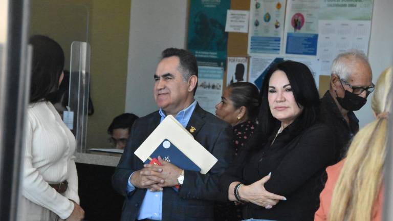 Funcionarios de la UAS acuden a la audiencia por el caso de compras de tortillas y falta abogado de Héctor Melesio Cuén Díaz.