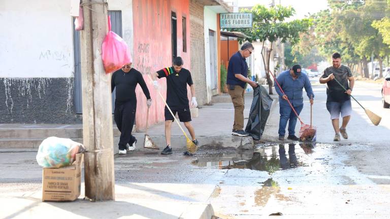 Personal del Ayuntamiento y de Jumapam llevó a cabo trabajos de limpieza y mantenimiento en calles y espacios públicos de la colonia Flores Magón.