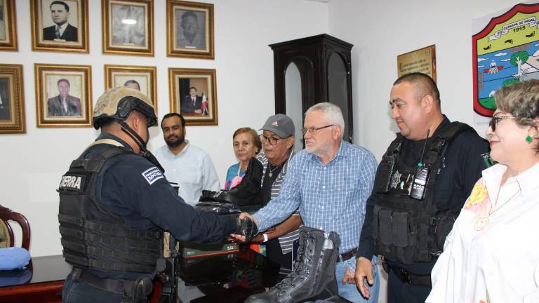 Los elementos de policía recibieron los uniformes de manos del Alcalde Víctor Manuel Díaz Simental.