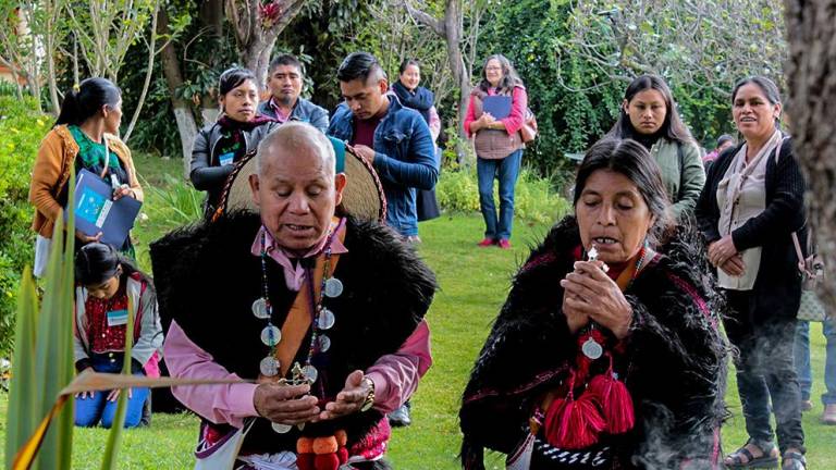 Antes del Tercer encuentro por el Agua, un par de principales, o rezadores, llevan a cabo una ceremonia de agradecimiento por el agua como la que se lleva a cabo en diversas regiones de Chiapas el 3 de mayo. El agradecimiento se hace en ojos de agua, pozos y manantiales que abastecen sus poblaciones rurales