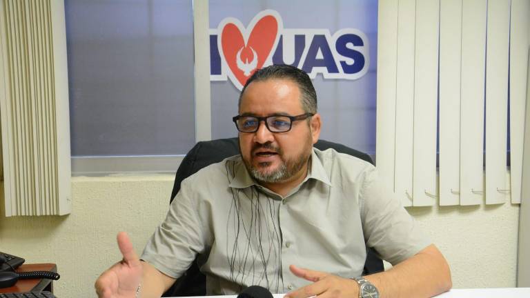 Aníbal Arana Medina, director de la Facultad de Ciencias de la Tierra y el Espacio de la UAS, anuncia la nueva carrera de Aeronáutica.